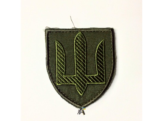 Шеврон тризуб, зелена нитка, на щиті, олива